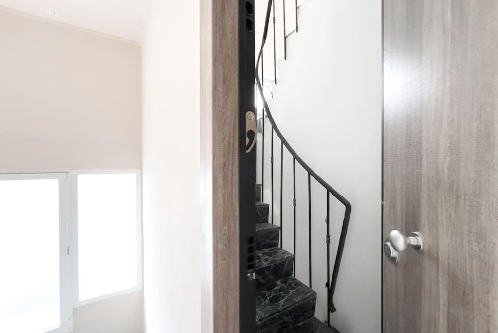 Spacious Penthouse Near Downtown Athena Bagian luar foto